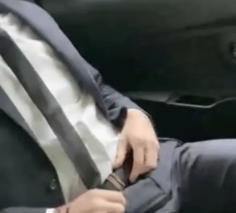 [免费]穿着正装在我的车里打领带｜制服控